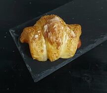 Круассан с сосиской и соусом