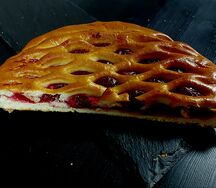 Половинка пирога с брусникой и яблоком