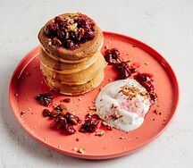 Панкейки с вареньем из вишни и сметаной