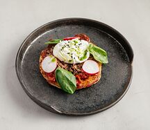 Картофельный драник с томленой говядиной и яйцом пашот