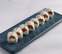 Ролл в кунжуте с лососем и сливочным сыром