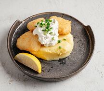 Окунь с картофельным пюре и соусом тартар