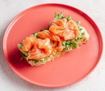 Тост с авокадо, творожным сыром и лососем