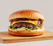 Бургер с котлетой из мраморной говядины и луковым мармеладом