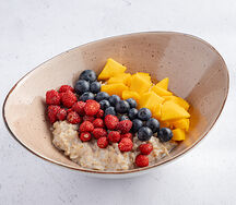 Каша овсяная с сезонными фруктами и ягодами