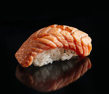 Нигири опаленный лосось