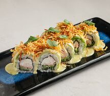 Ролл с креветкой темпура, картофелем пай и соусом халапеньо