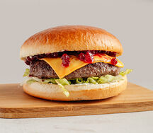 Бургер с соусом дорблю и сочной котлетой из мраморной говядины