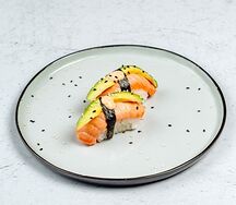 Нигири опаленный лосось и авокадо