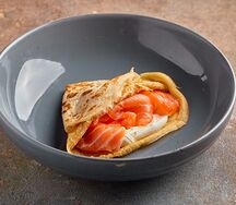 Блин с лососем и сливочным сыром