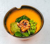 Боул с опаленным лососем и авокадо