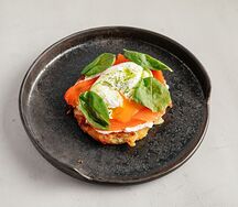 Картофельный драник с копченой форелью и сливочным сыром