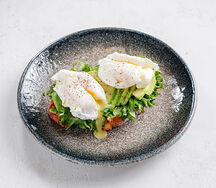 Тост с авокадо, творожным сыром и яйцом пашот