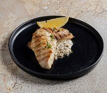 Окунь на гриле с соусом из каперсов