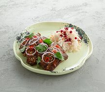 Свиные ребра в соусе манго-чили со сладкой квашеной капустой