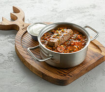 Солянка из говядины с колбасками и шкварками