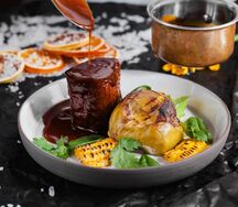 Свинина в карамельном соусе с печеным яблоком и кукурузой