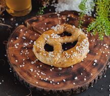 Немецкий брецель с сырным соусом