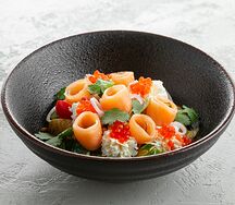 Салат с лососем, битыми огурцами и жареным картофелем