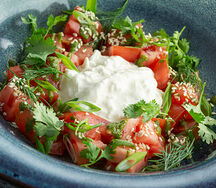 Салат из томатов в соусе песто со страчателлой