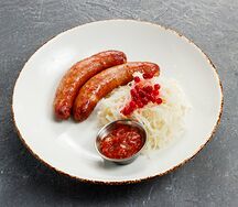 Бараньи колбаски с квашеной капустой