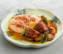 Филе бедра фермерского цыплёнка в соусе демиглас с печеным картофелем и тыквенным соусом