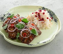 Свиные ребра в соусе манго-чили со сладкой квашеной капустой