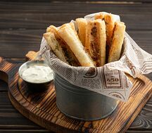 Баварский слоеный хворост с сыром и беконом