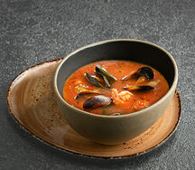 Томатный суп с морепродуктами, имбирем и листьями лайма