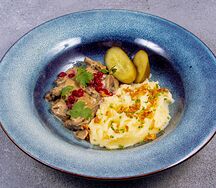 Бефстроганов из говядины с картофельным пюре