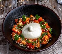 Салат из томатов с сыром буррата