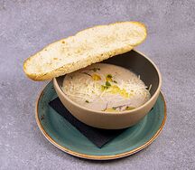 Сырно-картофельный крем-суп с беконом и песто