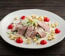 Салат Цезарь с подкопченной утиной грудкой