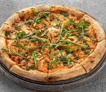 Пицца Маргарита с томатами и соусом песто