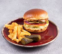 Бургер с копченым лососем и картофелем фри