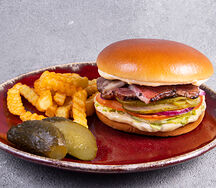 Бургер с брискетом и картофелем фри