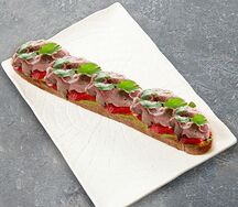 Брускетта с ростбифом, гуакамоле и луком шалот