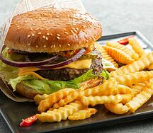 Бургер со cвинoй котлетой и картофелем фри