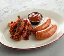 Колбаски пикантные с сыром с тушеной капустой