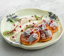 Сырно-картофельные драники с копченой сельдью