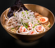 Рамен мисо с креветками и кальмаром