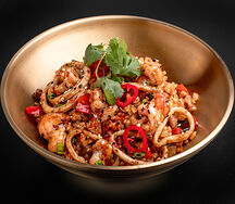 Рис том ям с креветками и кальмаром