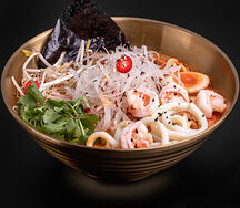 Рамен том ям с креветками и кальмаром