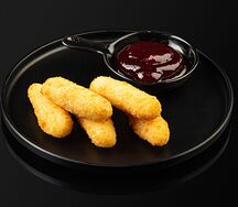 Сырные палочки с клюквенным соусом