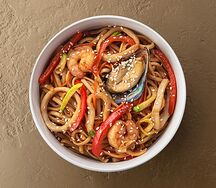 Удон с морепродуктами, овощами и соусом удон