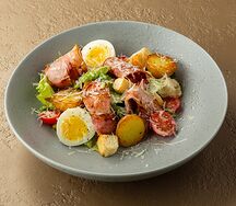 Цезарь с беконом и бейби-картофелем