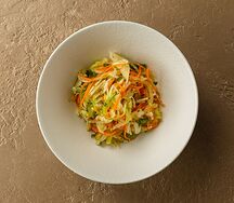 Пикантный салат с капустой