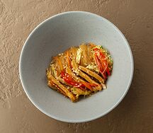 Фунчоза с цыплёнком, овощами и соусом терияки