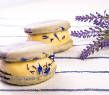 Десерт Macarons big с лавандой