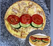 Закрытая пицца с курицей и летним салатом